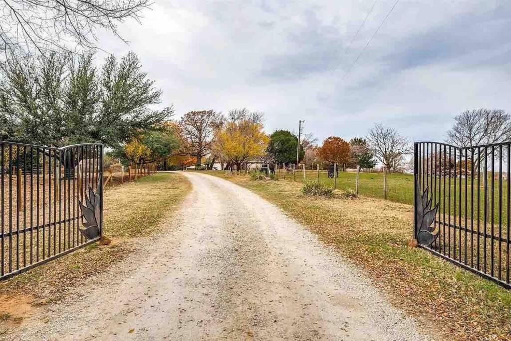 Beautiful Farmhouse W/ Pool On 6 Acres Ranch Aubrey Zewnętrze zdjęcie